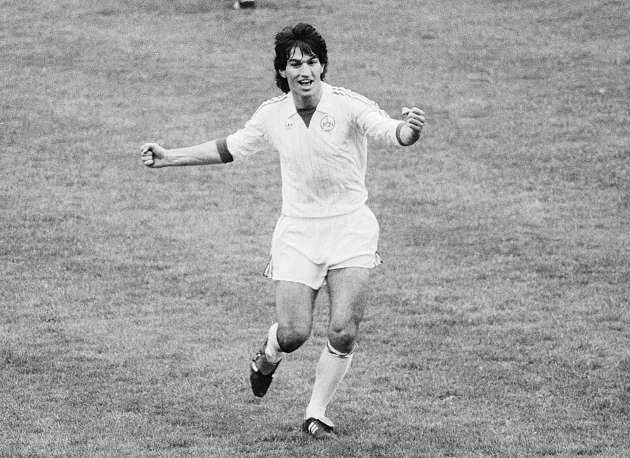 Reinhold Hintermaier auf dem Fußballplatz im Trikot des 1. FC Nürnberg